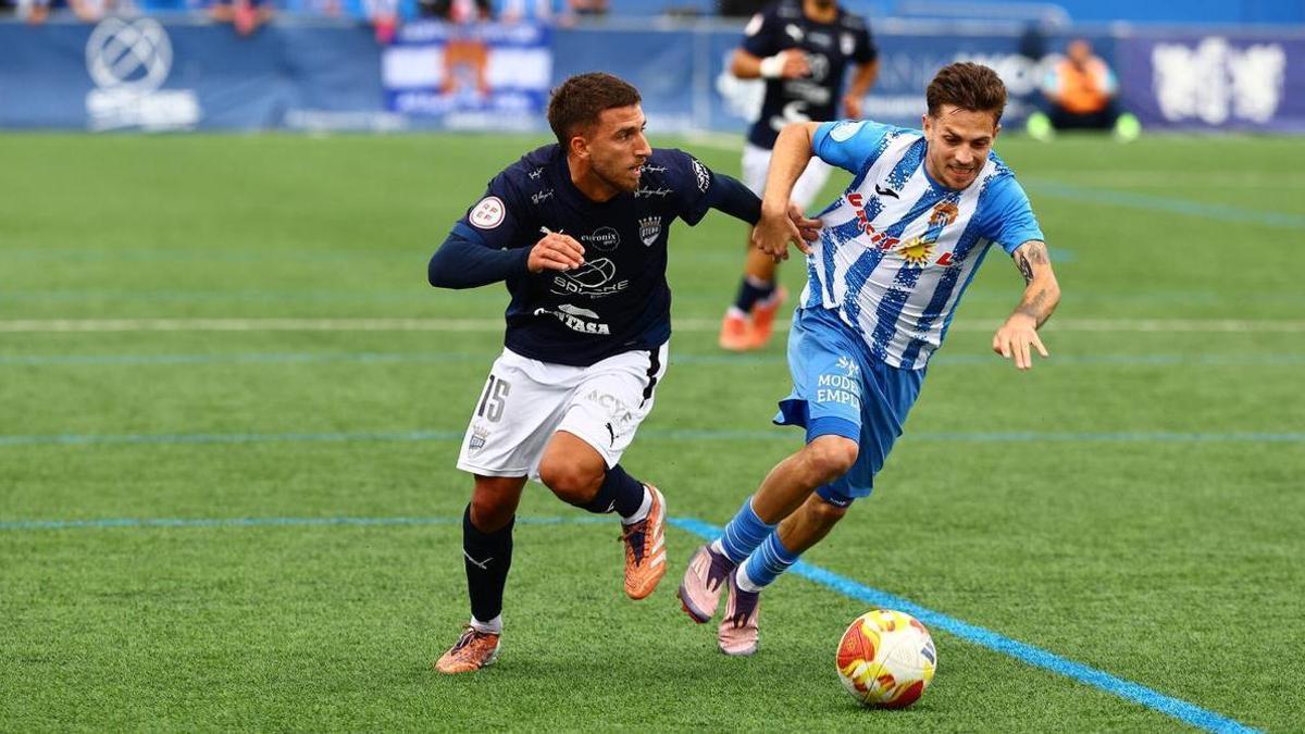 Un momento del partido de playoff entre el Utebo y el Águilas.