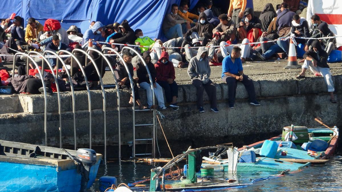 Canarias eleva el tono de las críticas por la situación de los inmigrantes en Arguineguín