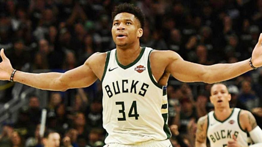 Antetokounmpo y los Bucks se imponen a los Sixers en Philadelphia