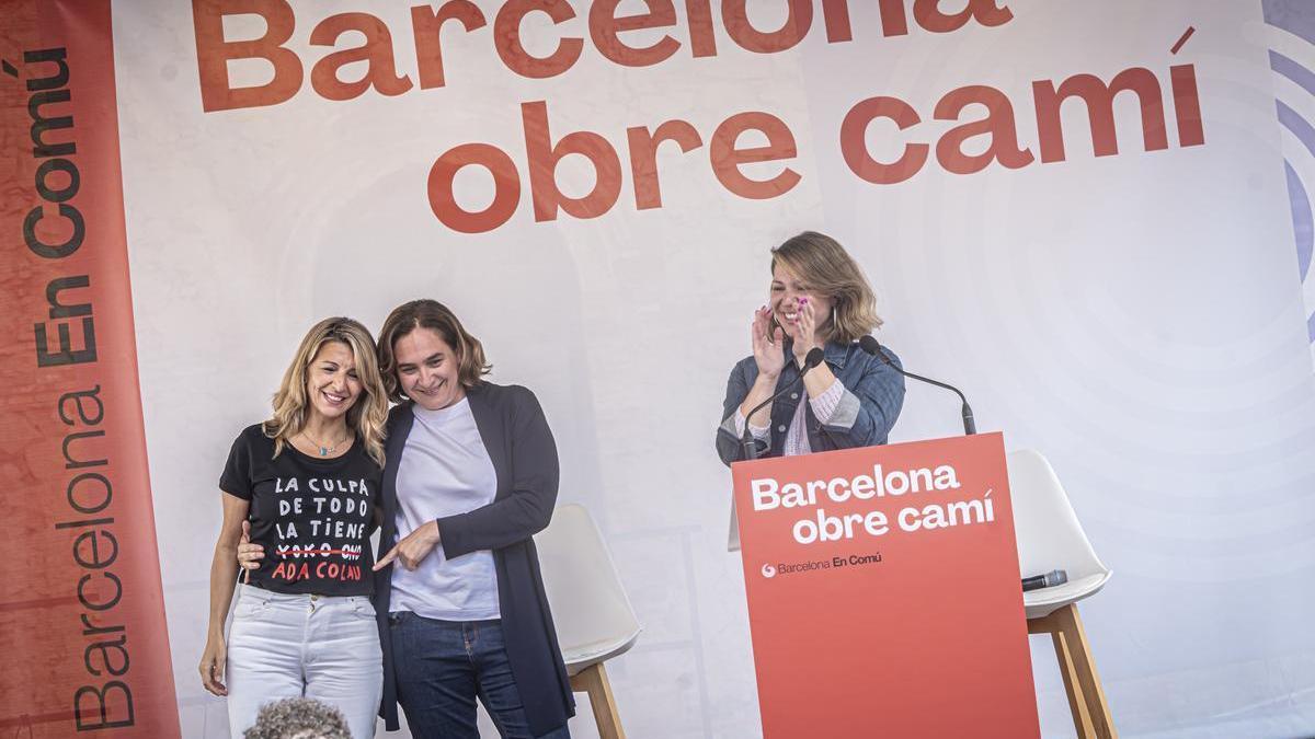 Yolanda Díaz con Ada Colau y Janet Sanz, este sábado en Nou Barris.