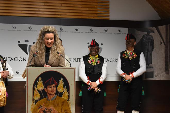 Fotogalería | Folclore y danza: Los Negritos de Montehermoso llenan de tradición la Diputación de Cáceres