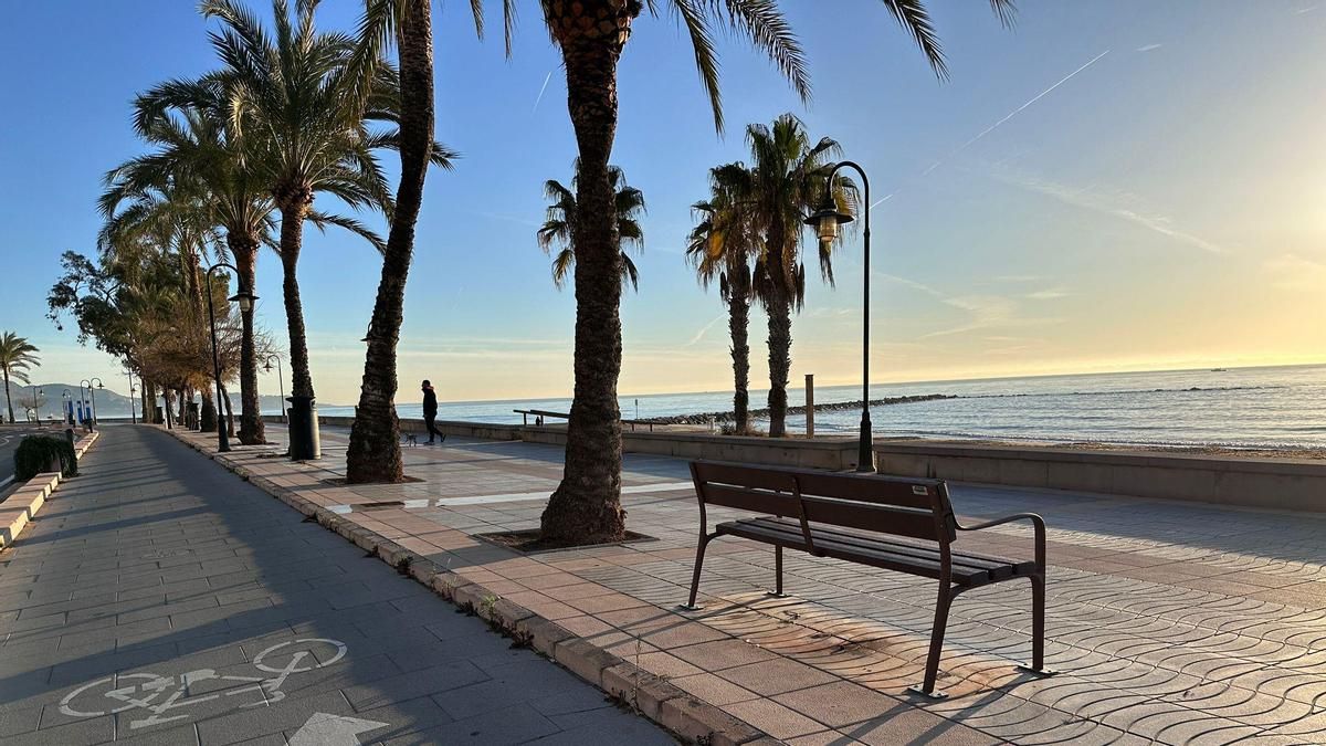 En la zona sur, en la playa Heliópolis, ya instalaron nuevos bancos.