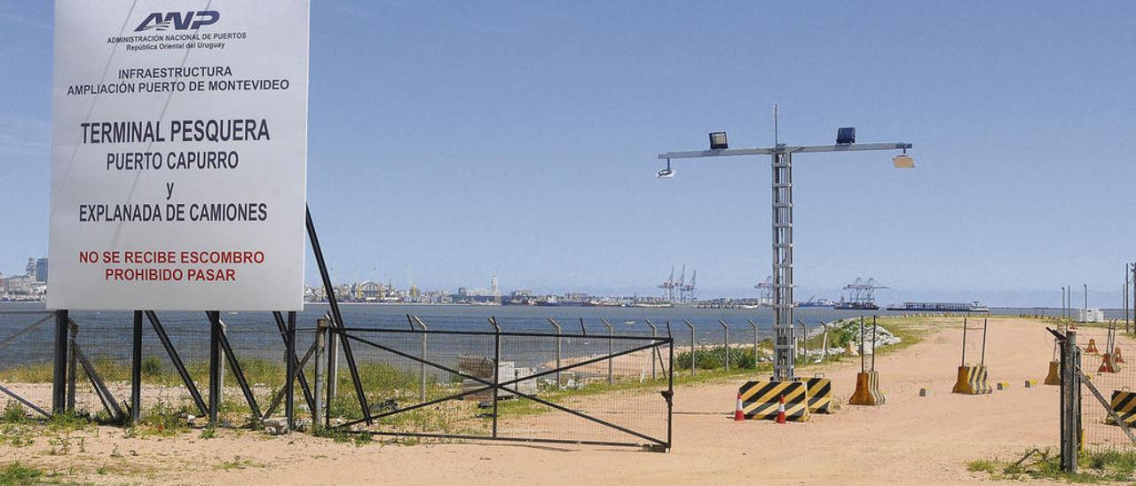 Cartel de obras en Puerto Capurro, a siete kilómetros de Montevideo. // noticiasuy.com