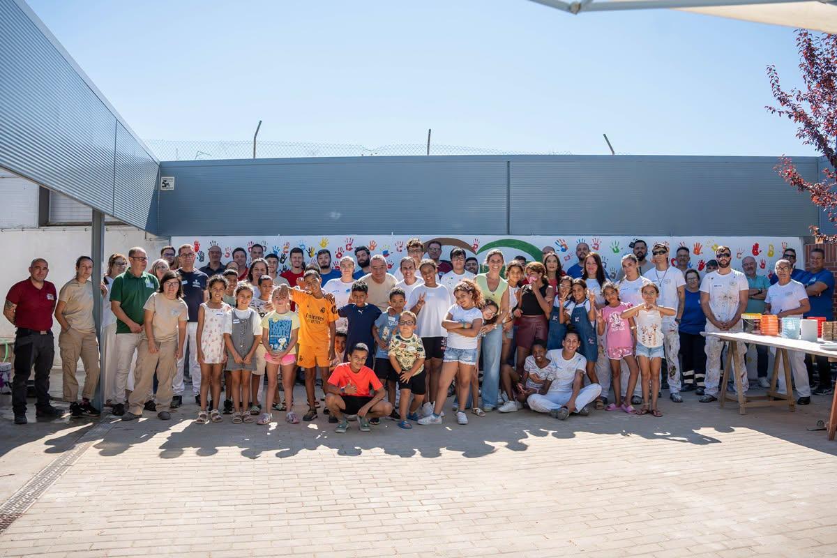 El alumnado de la Escuela Barraeca y los niños del programa "Vacaciones en paz", durante una de las actividades compartidas en Mérida.