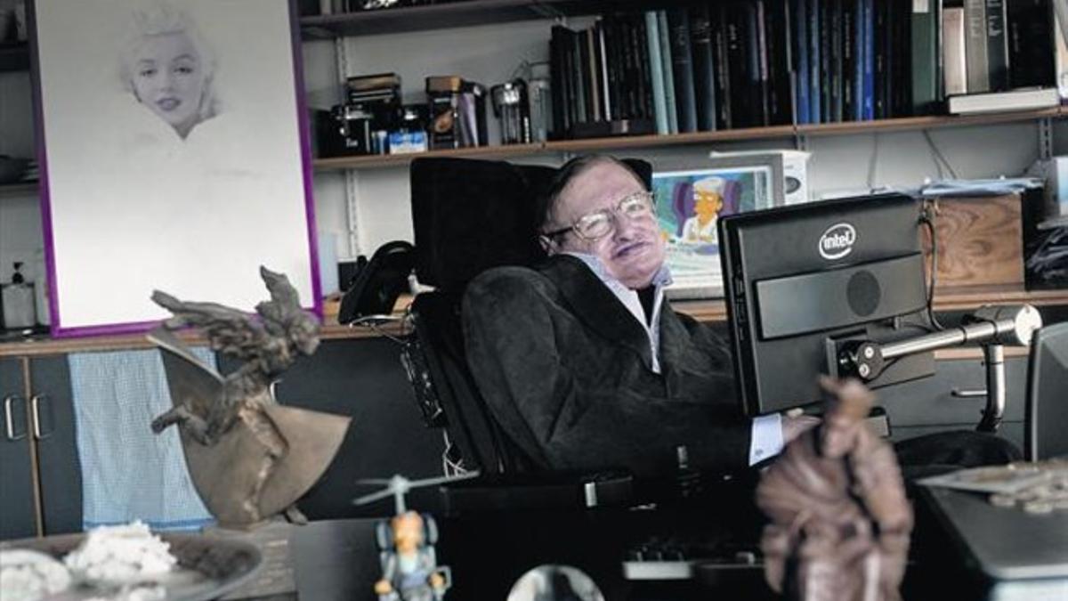 Stephen Hawking, fotografiado en su despacho de la Universidad de Cambridge. A sus espaldas, un retrato de Marilyn Monroe.