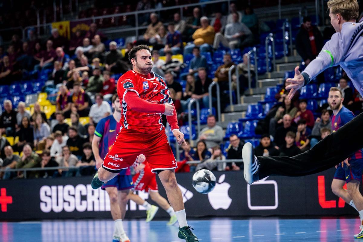 El pivote del Horneo Eón Alicante busca el lanzamiento en el Palau Blaugrana.