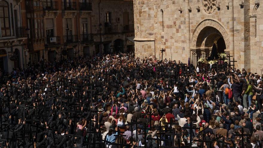 Decenas de personas ven la entrada de la Soledad en la Pasión del pasado año.