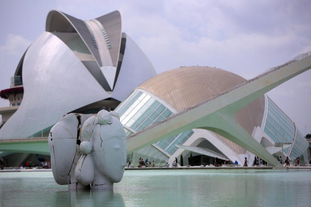 Esculturas de Manolo Valdés en el lago de la Ciudad de las Artes y las Ciencias