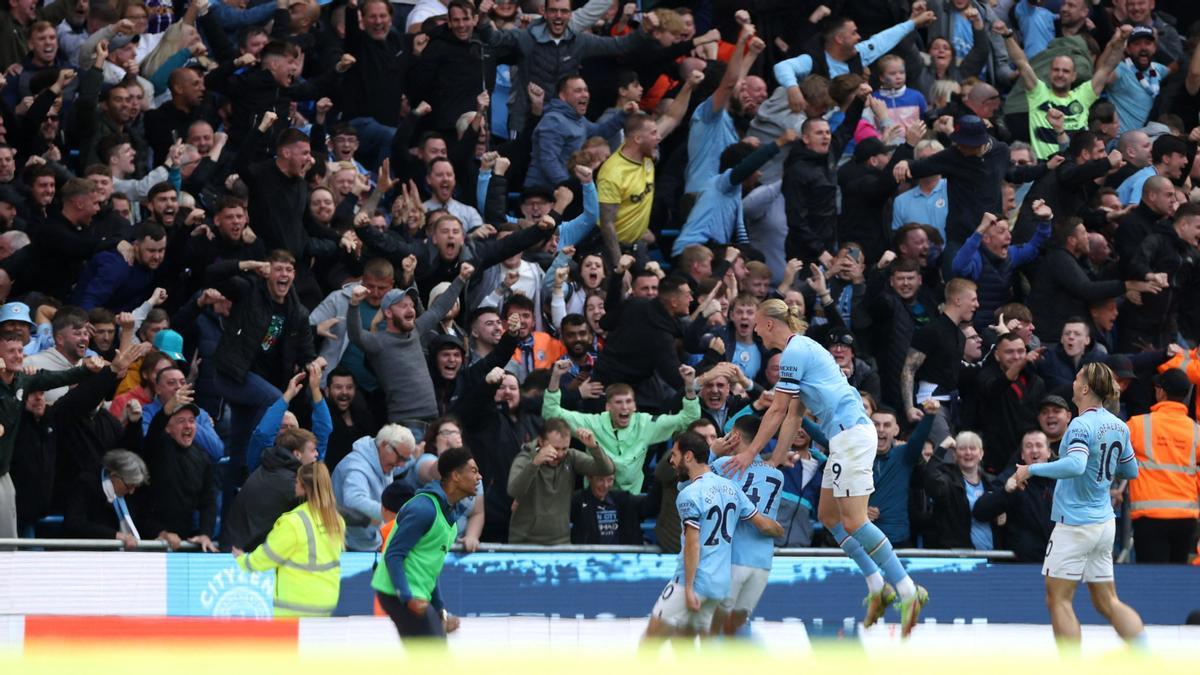 Los jugadores del City celebran uno de los goles con la hinchada.