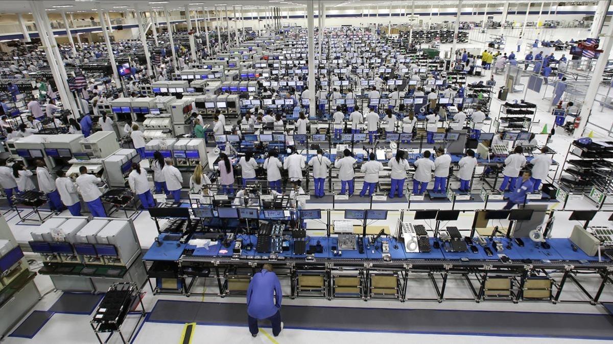 MAS VALOR  workers man the motorola smartphone plant tuesday