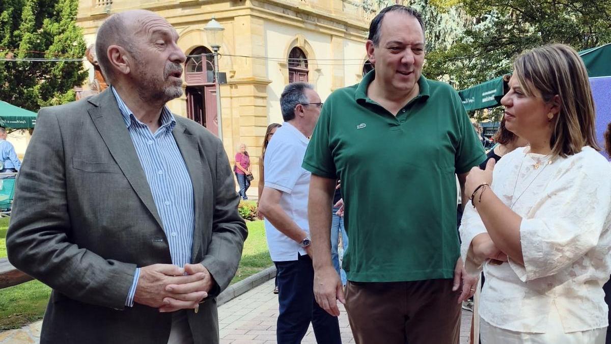 Por la izquierda, Juan Cofiño, Alejandro Vega y Gimena Llamedo, en Villaviciosa