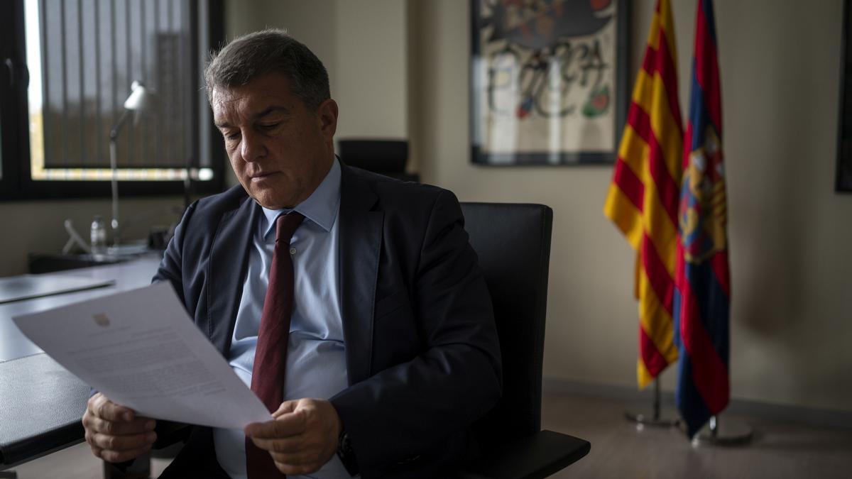 Joan Laporta lee una nota en el despacho presidencial de las oficinas azulgranas. Joan Laporta lee una nota en el despacho presidencial de las oficinas azulgranas.