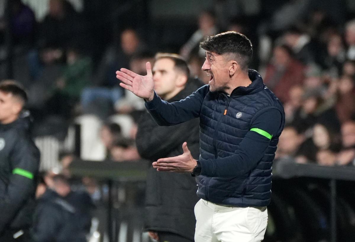 Pablo Hernández da órdenes ante el Andorra.