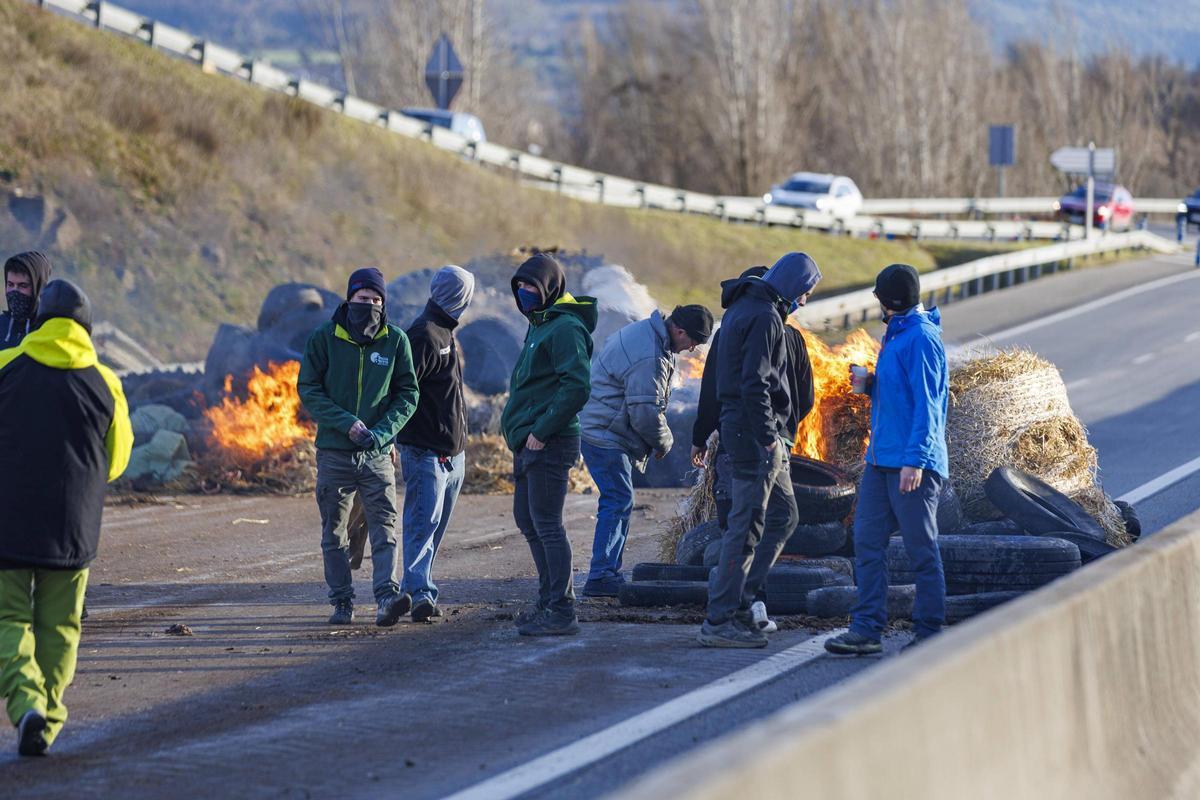 Pagesos concentrats al tall de la C-16, a Olvan, on es van cremar bales de palla