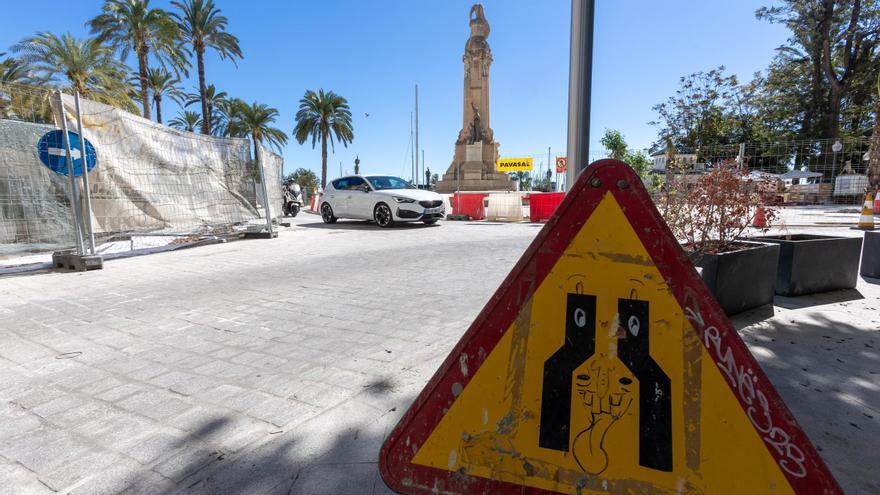 La &quot;nueva&quot; plaza de Canalejas de Alicante abre al tráfico con mes y medio de retraso y rodeada de vallas