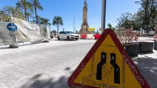 La "nueva" plaza de Canalejas de Alicante abre al tráfico con mes y medio de retraso y rodeada de vallas