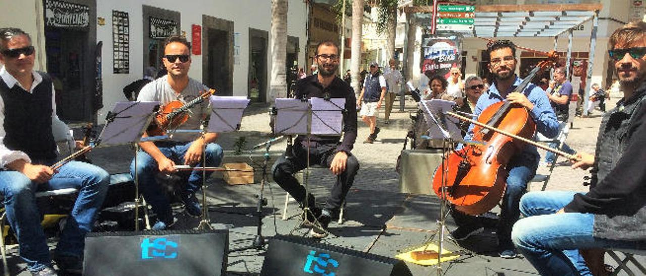 Juan Carlos Gómez (i), Eduardo Langarica, Ayoze Rodríguez, Diego Armando Pérez y Melchor García, ayer en La Plazuela.