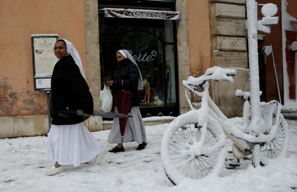 Roma celebra la llegada de la nieve