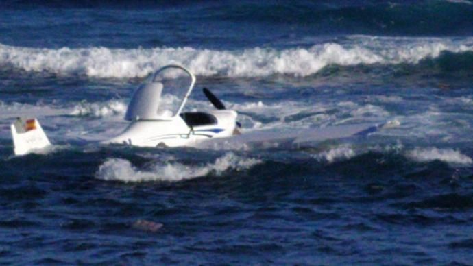 Una avioneta ameriza de emergencia en la playa de El Altillo