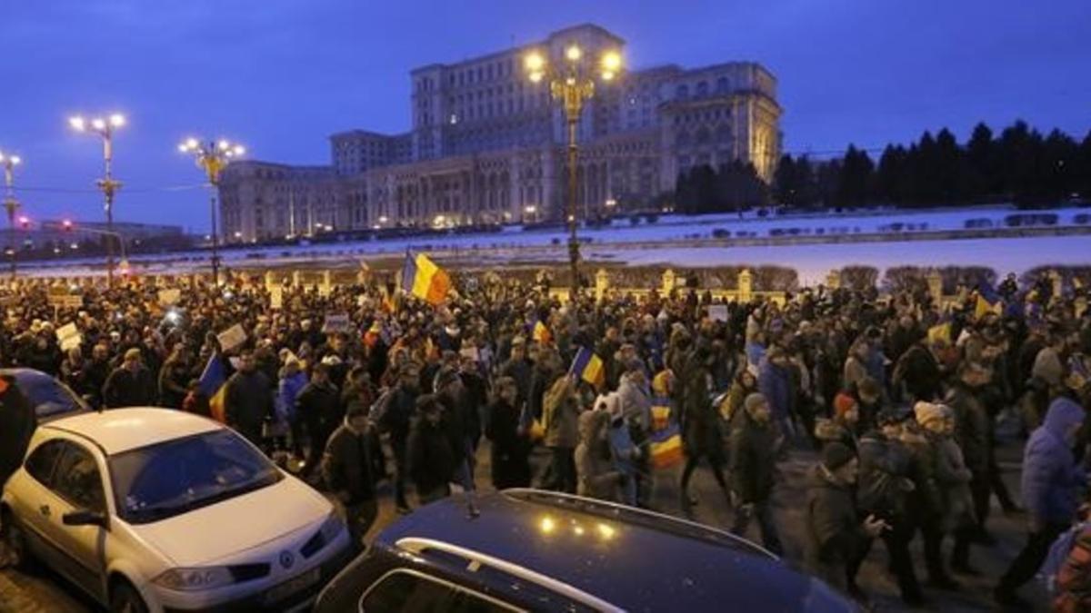 Miles de personas han salido a las calles para protestar contra el decreto que despenaliza la corrupción.