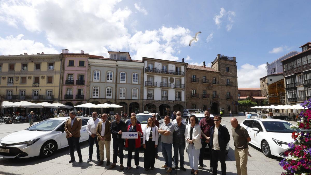 Foto de familia de la presentación de la aplicación Conecta para reservar taxis con Jorge García, viceconsejero de Movilidad; la alcaldesa de Avilés, Mariví Monteserín, la directora general de Transportes, Arantza Fernández, entre otros cargos públicos y representantes del sector del taxi.