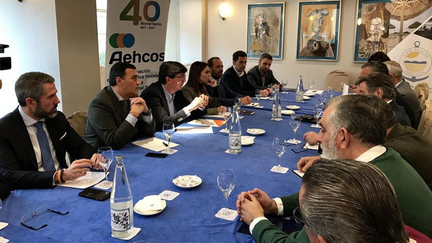 Juan Marín encabeza la reunión de Cs con miembros de Aehcos en el hotel Maestranza.