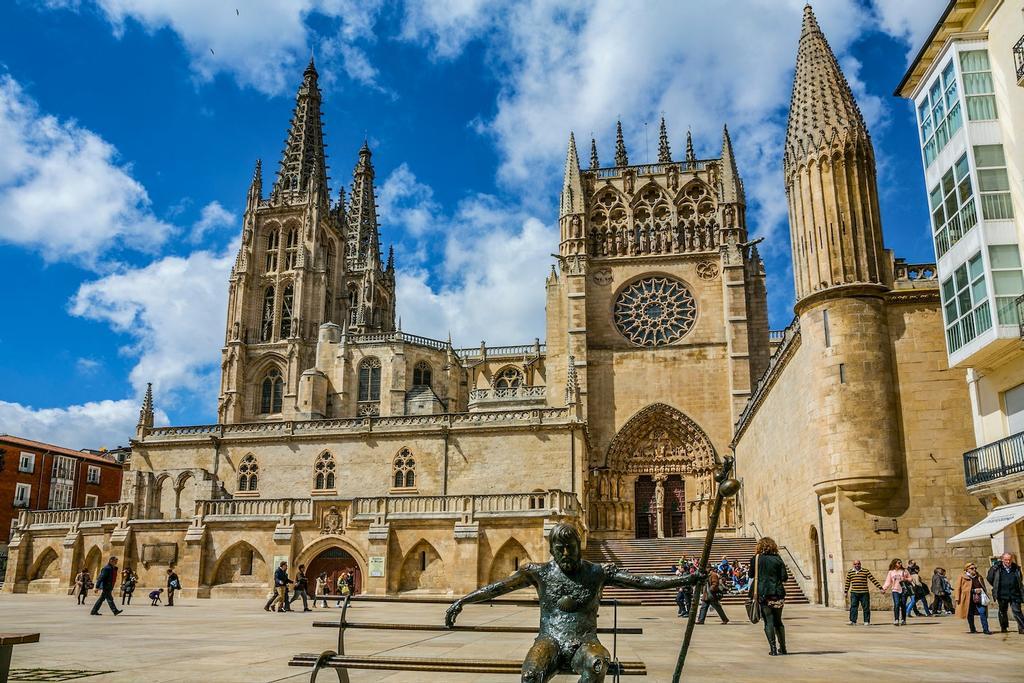 La estatua del peregrino en el banco recuerda que Burgos y su catedral forman parte del Camino de Santiago.
