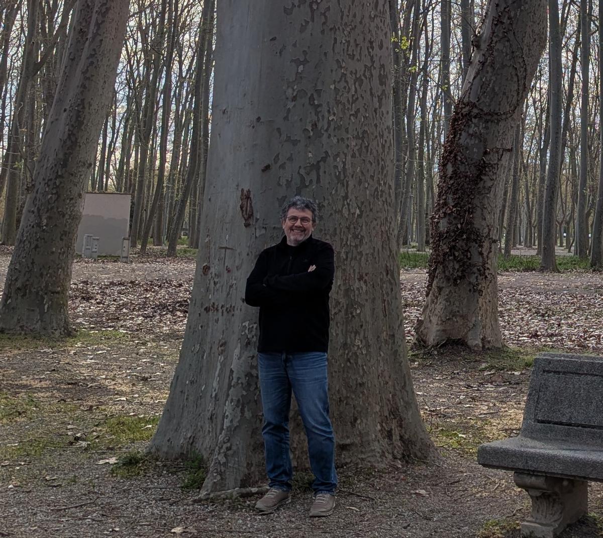 El investigador Xavier Pons, ante el árbol más alto registrado en Catalunya.