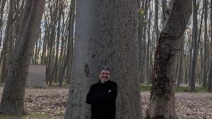 El investigador Xavier Pons, ante el árbol más alto registrado en Catalunya.