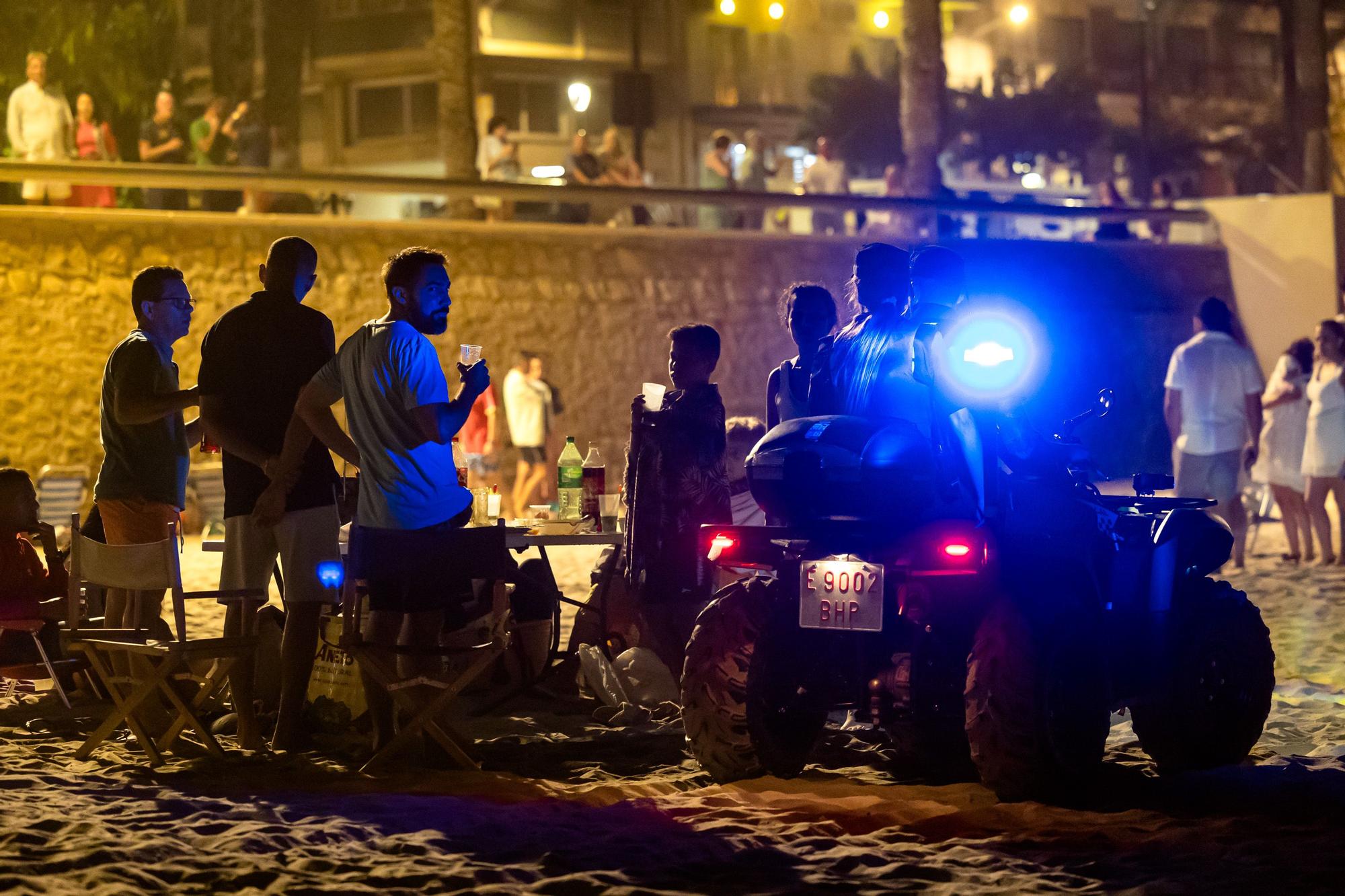 Cientos de personas festejan en las playas de Benidorm la Nit de Sant Joan