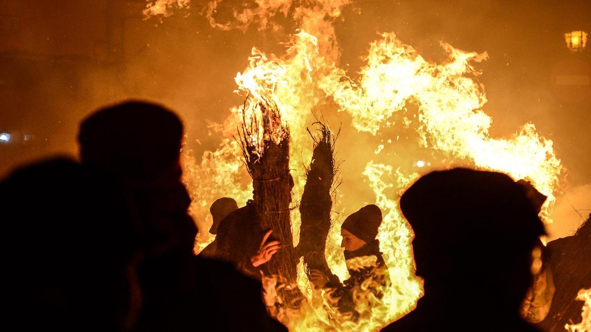 Los Escobazos. Festejo con fuego por excelencia en Extremadura, son Fiesta de Interés Turístico.