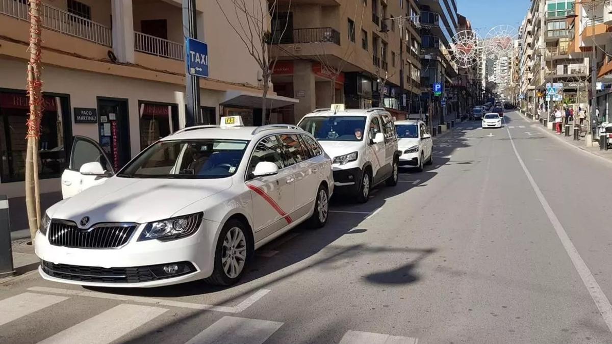 Taxis estacionados en la calle Gabriel Miró de Calp