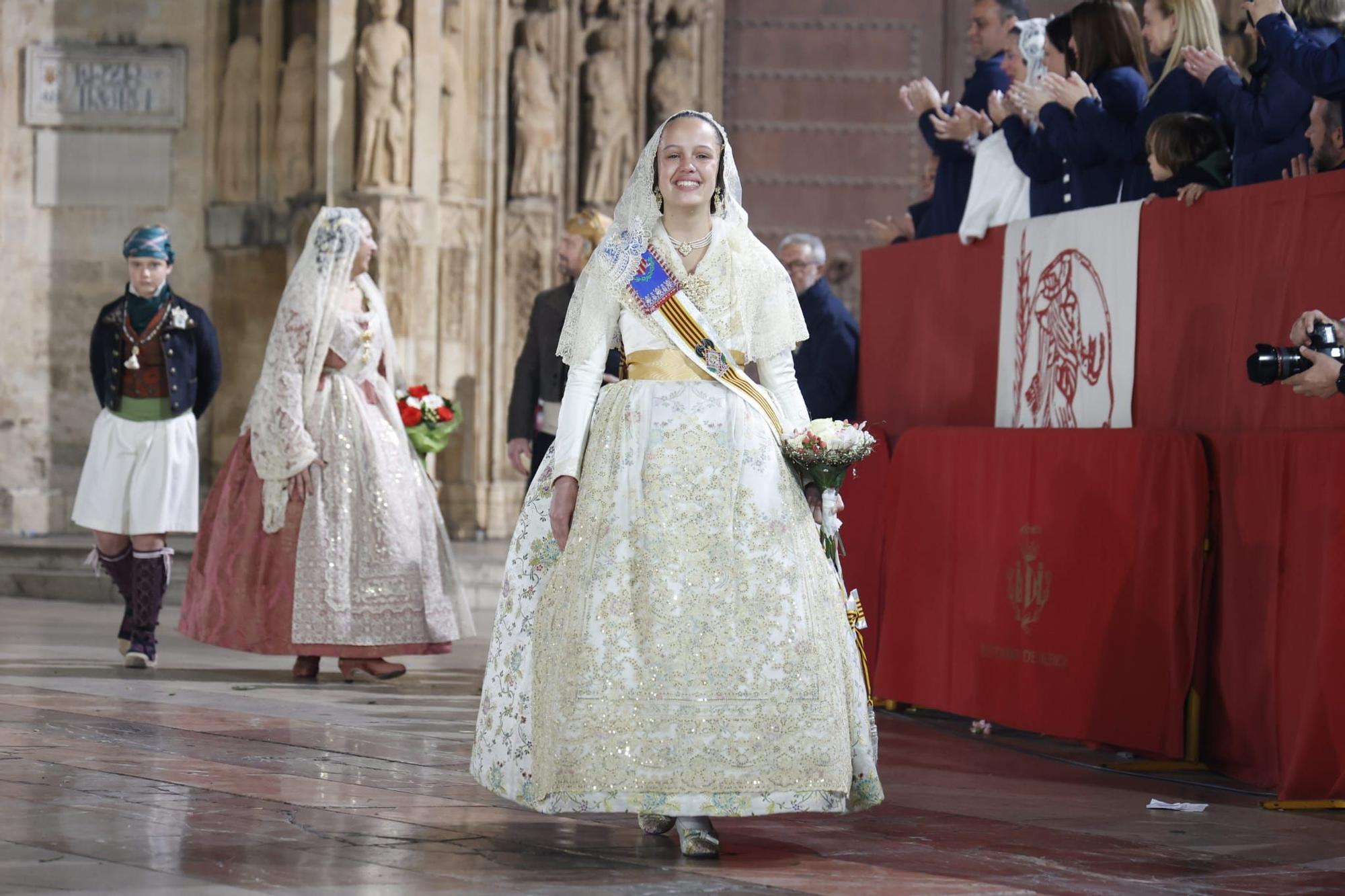 Ofrenda Fallas 2023 | Así ha sido la llegada de Paula Nieto a la plaza de la Virgen