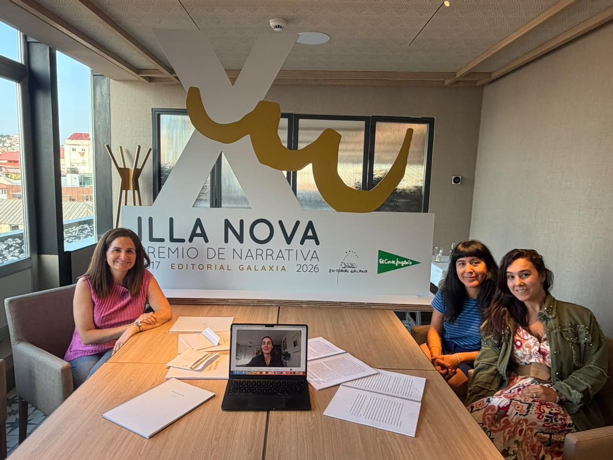 O xurado do Premio Illa Nova de Narrativa conformárono como secretaria, Malores Villanueva, a xornalista Cláudia Morán (1d), a escritora María Quiroga (na pantalla) e a xornalista Mar Mato.