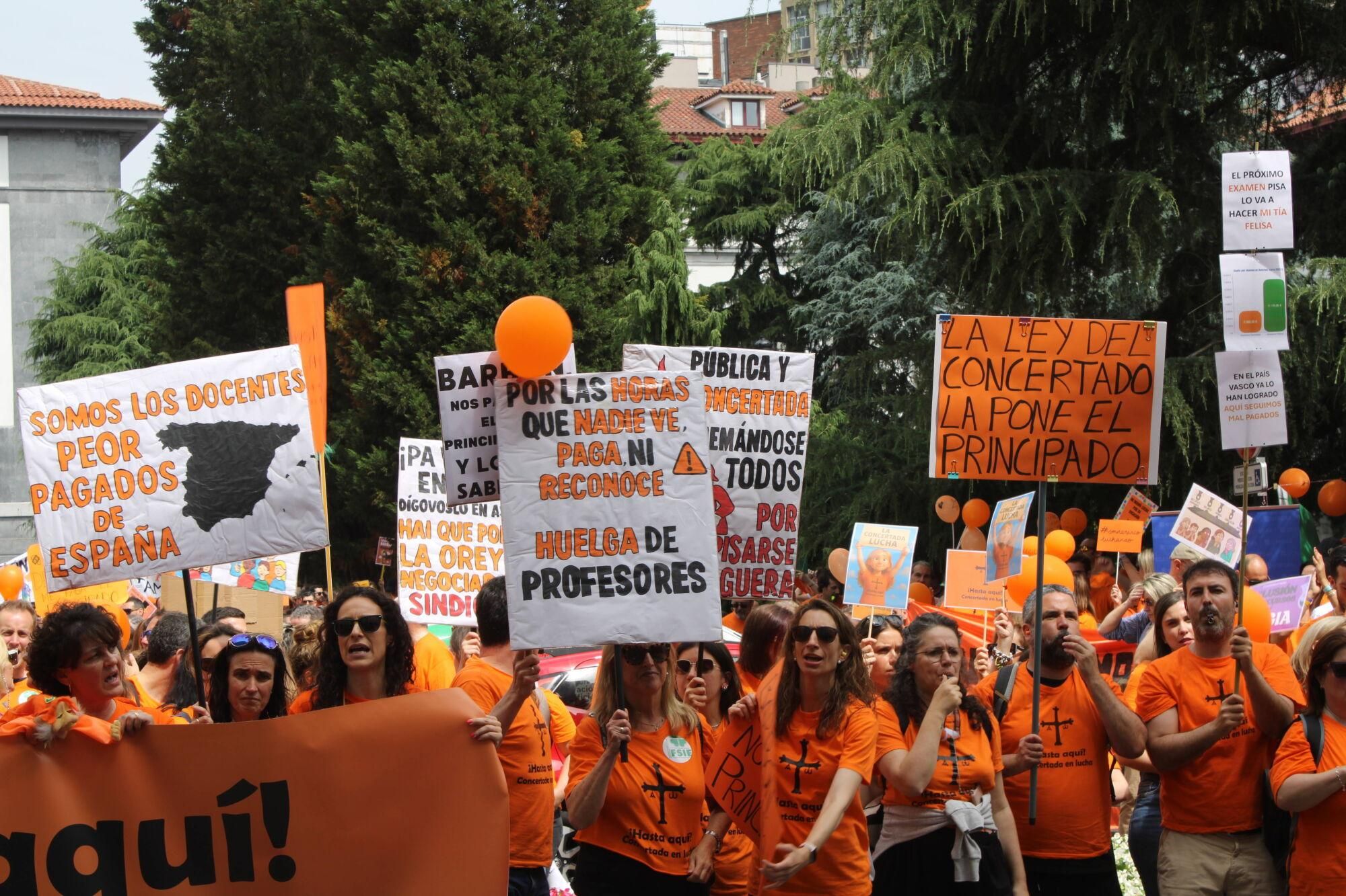 Así fue la multitudinaria marcha naranja de la concertada en Asturias