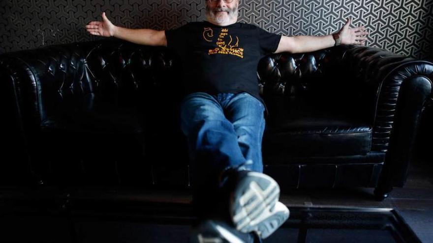 Bob Stoloff, ayer, en un sofá del bar Plazas, en Avilés.