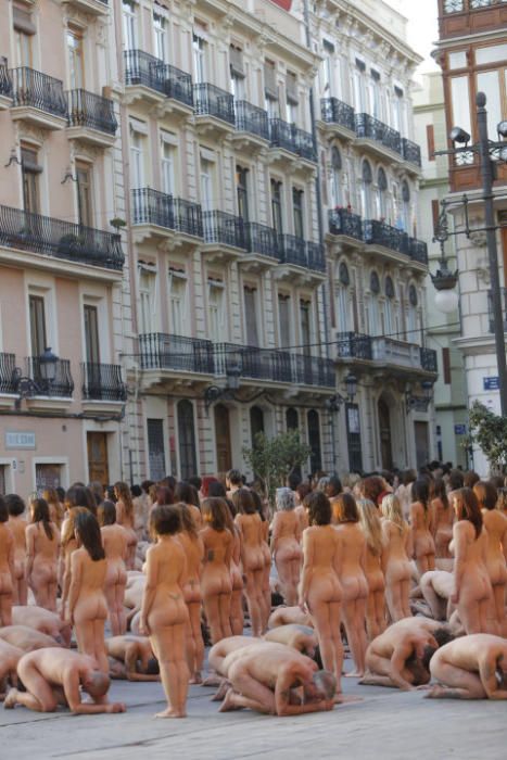 Spencer Tunick desnuda a 2.000 personas en València frente a las Torres de Serranos