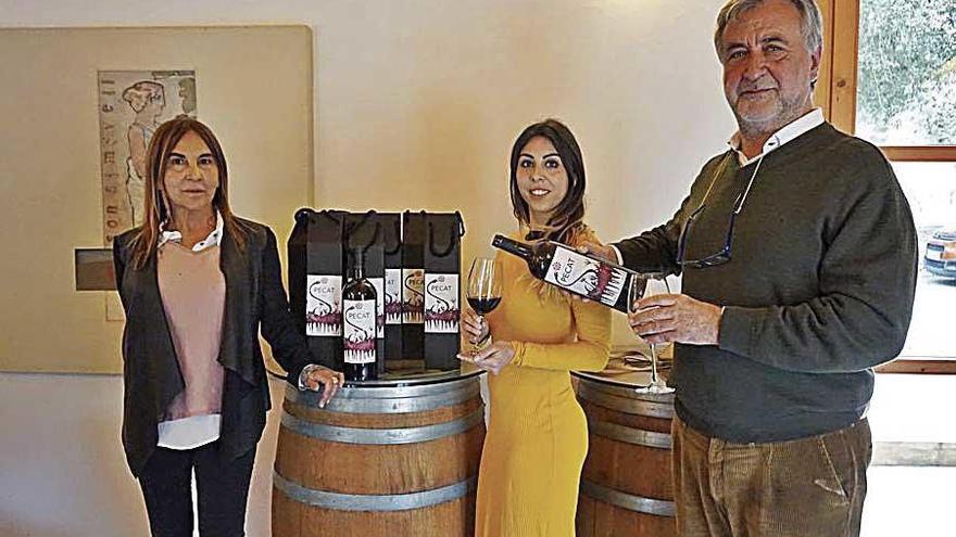 Jero Guasp, Cata Canyelles y SebastiÃ  Canyelles con el vino Pecat, que elaboran en Son SimÃ³ Vell.