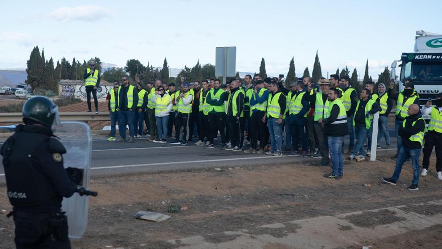 FOTOS: Las protestas de los agricultores desalojados de la AP-7 entre San Javier y Los Alcázares, en imágenes