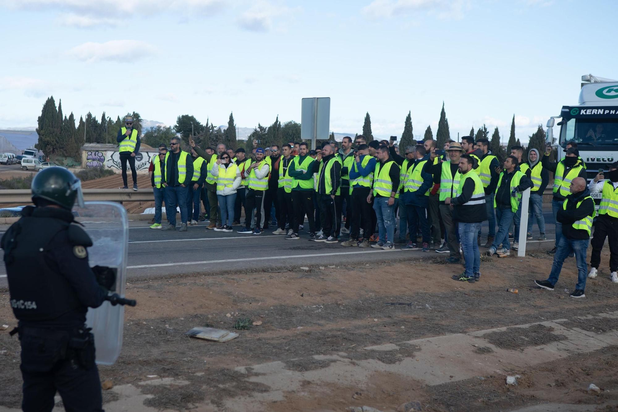 FOTOS: Las protestas de los agricultores desalojados de la AP-7 entre San Javier y Los Alcázares, en imágenes