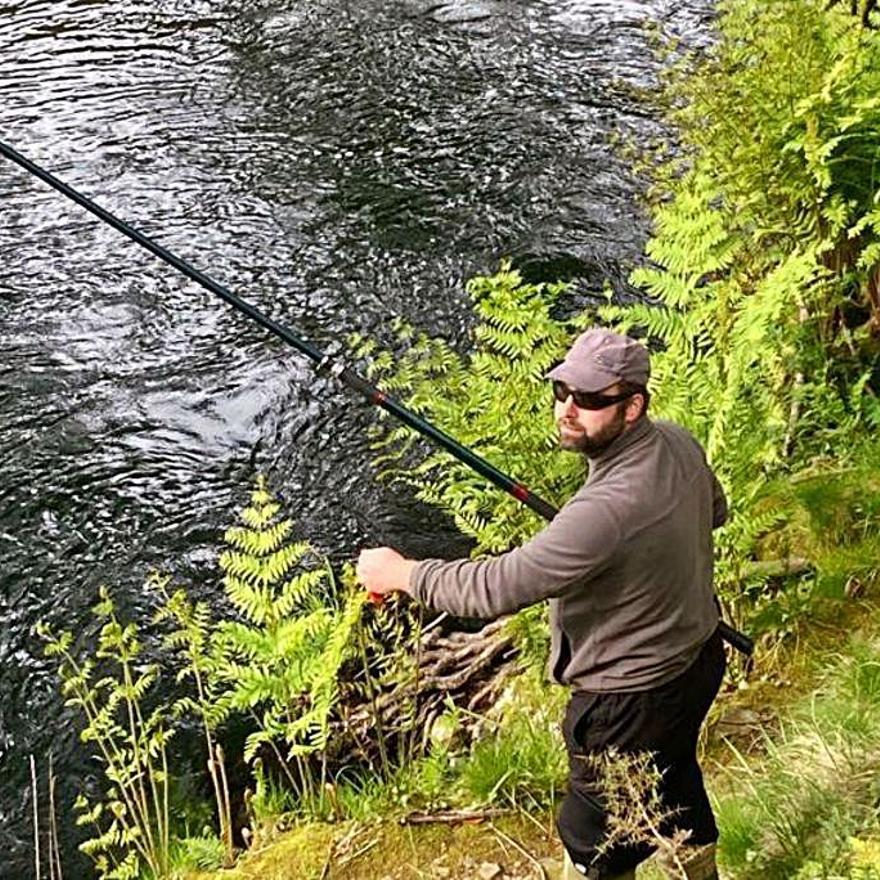 El pescador Pablo Fernández, en el río Esva.