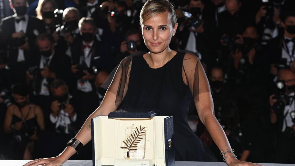 Julia Ducournau posa con la Palma de Oro del Festival de Cannes