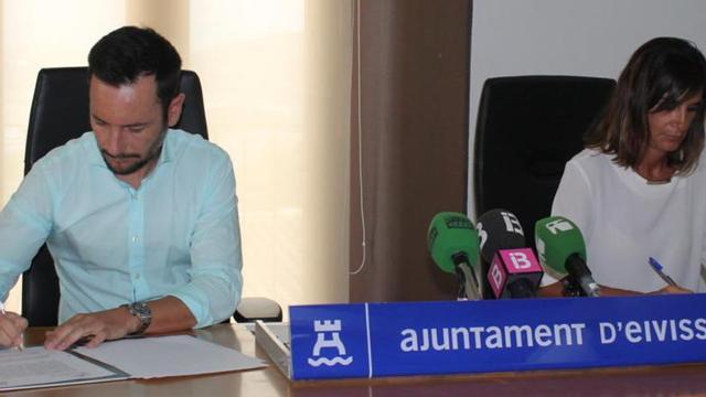 Rafa Ruiz y Carmen Matutes firman el acuerdo
