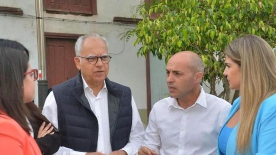 Casimiro Curbelo y David Cabrera, junto a integrantes de sus partidos.