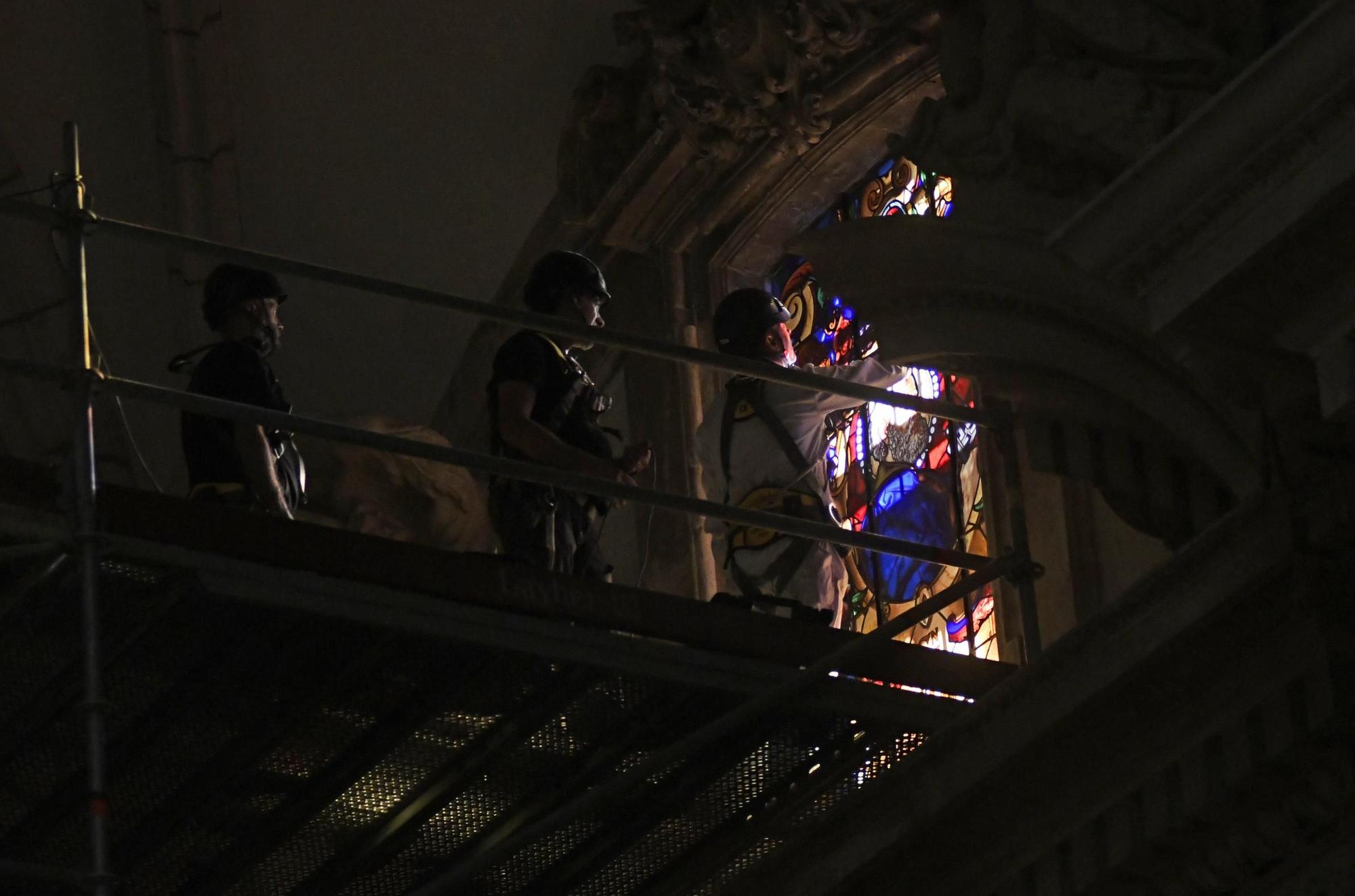 Así han instalado las vidrieras de San Pedro y San Pablo en la Catedral de Murcia