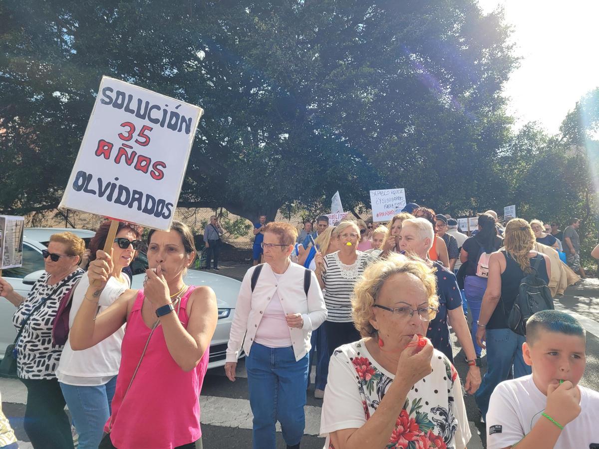 Vecinos de La Feria se manifiestan para la rehabiliatación de tres bloques de edificios.