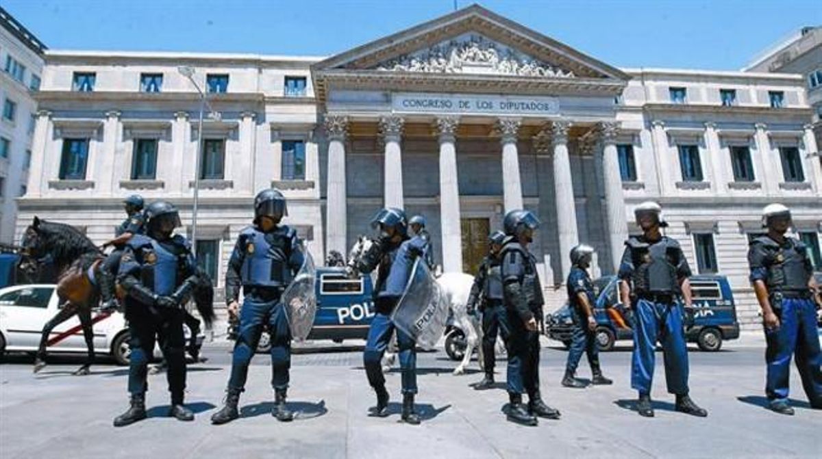 Agents de la Policia Nacional envolten l’edifici del Congrés dels Diputats durant el ple celebrat l’11 de juliol passat.