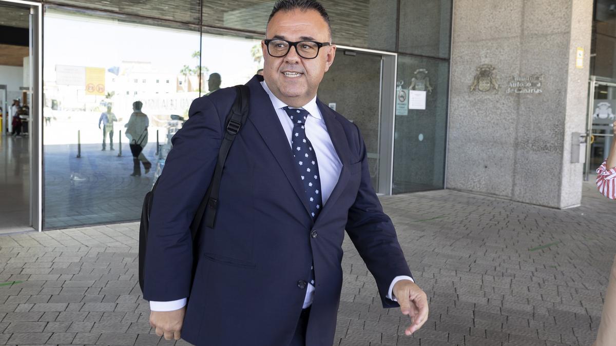 CConrado Domínguez sale de los juzgados de Las Palmas de Gran Canaria después de prestar declaración en el &#039;caso Mascarillas&#039;.jpg