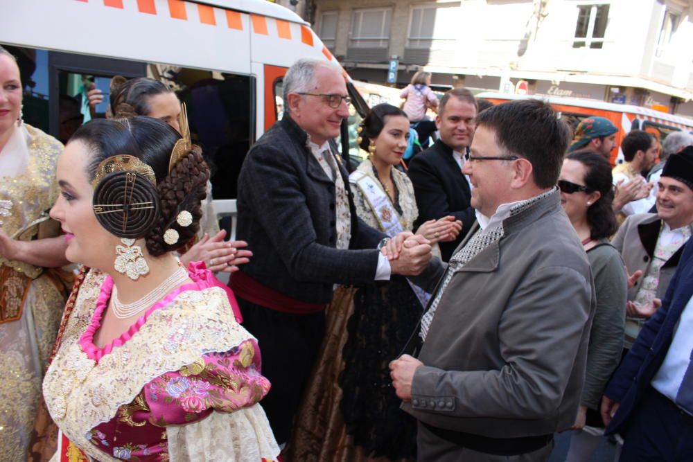 Recogida de premios de las comisiones falleras