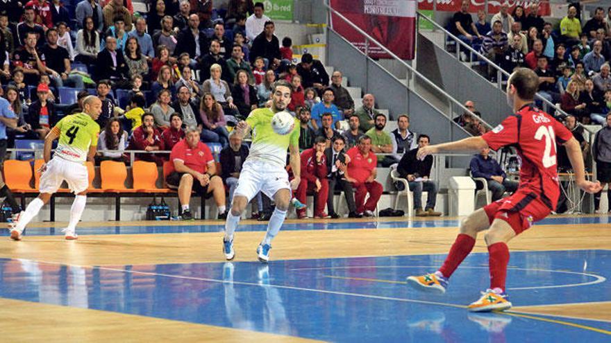 Chicho controla el balón con Vadillo a sus espaldas y ante la presión de un jugador de ElPozo Murcia.